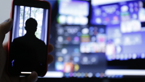 ekran telefonu, w tle ekran komputera