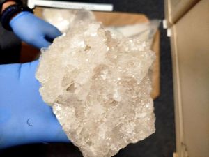 bryła mefedronu na dłoni policjanta