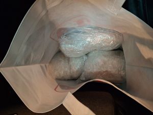 papierowa torba z popakowanymi narkotykami