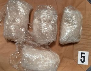 cztery foliowe zawiniątka z narkotykami w środku