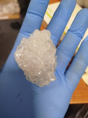 kryształ mefedronu na dłoni w rękawiczce