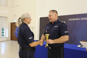 komendant gratuluje policjantce trzeciego miejsca