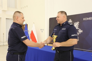 komendant gratuluje policjantowi drugiego miejsca