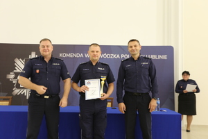 komendant gratuluje policjantowi drugiego miejsca