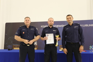komendant gratuluje policjantowi drugiego miejsca