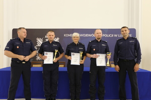 komendant na zdjęciu z laureatami konkursu