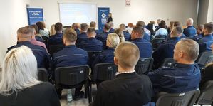 policjantka przemawia do uczestników spotkania