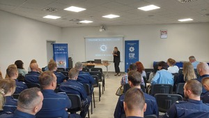 policjantka przemawia do uczestników spotkania