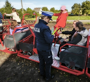policjantka rozdaje odblaski