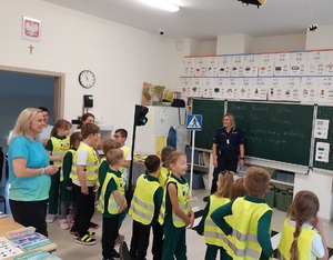 policjantka na spotkaniu z dziećmi
