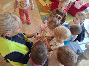 policjantka rozdaje dzieciom odblaski