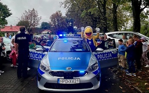 policjant podczas spotkania z dziećmi