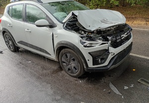uszkodzony pojazd po zderzeniu z innym autem