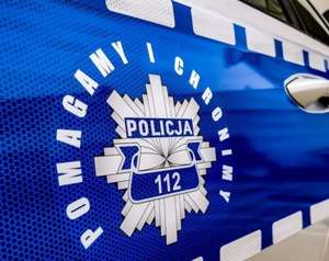 Napis Pomagamy i Chronimy na boku radiowozu