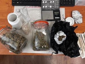 na stole lezą zabezpieczone narkotyki, waga i pieniądze