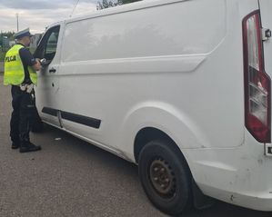 policjant podczas kontroli drogowej