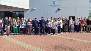 policjanci na zdjęciu z uczniami