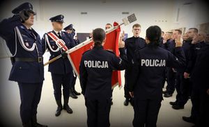 policjanci podczas ślubowania na sztandar KWP w Lublinie