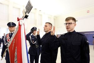 policjanci podczas ślubowania na sztandar KWP w Lublinie