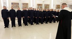 nowoprzyjęci policjanci z kapelanem