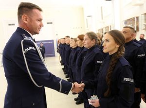 INSPEKTOR ROBERT MICHNA Zastępca Komendanta Wojewódzkiego Policji w Lublinie wręcza policjantom legitymacje służbowe