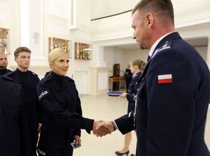 INSPEKTOR ROBERT MICHNA Zastępca Komendanta Wojewódzkiego Policji w Lublinie wręcza policjantom legitymacje służbowe