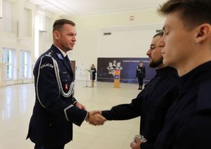 INSPEKTOR ROBERT MICHNA Zastępca Komendanta Wojewódzkiego Policji w Lublinie wręcza policjantom legitymacje służbowe