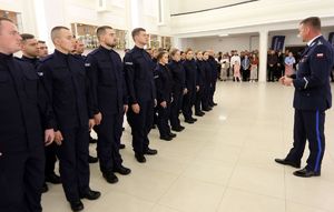 INSPEKTOR ROBERT MICHNA Zastępca Komendanta Wojewódzkiego Policji w Lublinie na wspólnym zdjęciu z nowoprzyjętymi policjantami