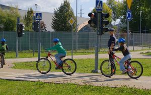 policjantka z dziećmi na miasteczku ruchu drogowego