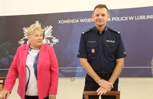 Prezes Zarządu Fundacji Pomocy Wdowom i Sierotom po Poległych Policjantach młodszy inspektor w st. spocz. Irena Zając i Zastępca Komendanta Wojewódzkiego Policji w Lublinie inspektor Robert Michna