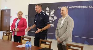 Prezes Zarządu Fundacji Pomocy Wdowom i Sierotom po Poległych Policjantach młodszy inspektor w st. spocz. Irena Zając, Zastępca Komendanta Wojewódzkiego Policji w Lublinie inspektor Robert Michna, Pełnomocnik Komendanta Wojewódzkiego Policji w Lublinie ds. Kontaktów z Fundacją Pomocy Wdowom i Sierotom po Poległych Policjantach podkomisarz Krzysztof Smaga.