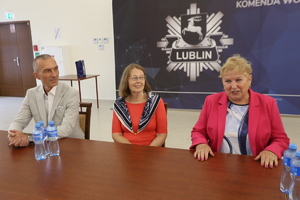 młodszy inspektor w st. spocz. Paweł Dudkowski, pełnomocnicy ds. kontaktów z fundacją z komendy w Bydgoszczy - Pani Celina Białek, Prezes Zarządu Fundacji Pomocy Wdowom i Sierotom po Poległych Policjantach młodszy inspektor w st. spocz. Irena Zając