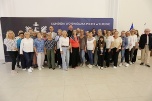 Zdjęcie grupowe podopiecznych fundacji, członków zarządu fundacji oraz Zastępca Komendanta Wojewódzkiego Policji w Lublinie inspektor Robert Michna,