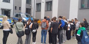 młodzież podczas spotkania w komendzie