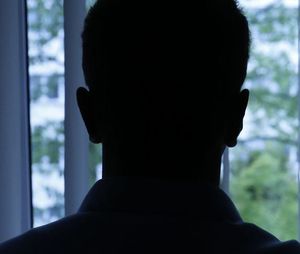 sylwetka mężczyzny tyłem