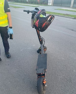 hulajnoga po wypadku. obok policjant