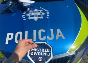 maska radiowozu, na niej tabliczka z napisem Mistrzu Zwolnij