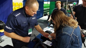 policyjne stoisko podczas Trzecich Bialskich Targów Pracy