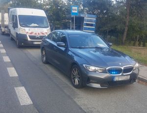 biały bus zatrzymany do kontroli