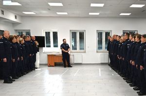 uroczyste rozpoczęcie kursu. Kierownik ośrodka wita słuchaczy. W tle kadra dydaktyczna