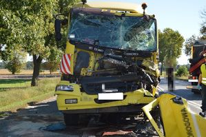 miejsce śmiertelnego wypadku. Uszkodzony pojazd ciężarowy po śmiertelnym wypadku
