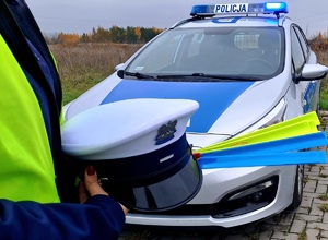 policjantka trzymająca odblaski