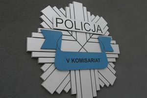 policyjna gwiazda na budynku komisariatu nr 5