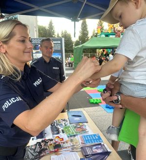 policjanci na stoisku podczas obchodów Europejskiego Dnia bez Samochodu