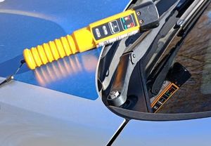 urządzenie do pomiaru stanu trzeźwości na masce radiowozu policyjnego