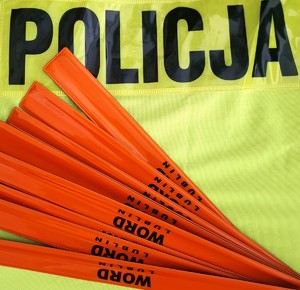 elementy odblaskowe na kamizelce odblaskowej z napisem Policja