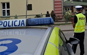 policjant przy radiowozie