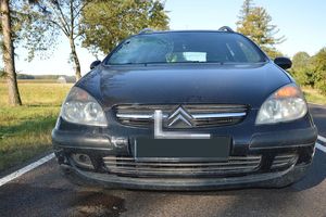 samochód z uszkodzoną szybą stoi na ulicy