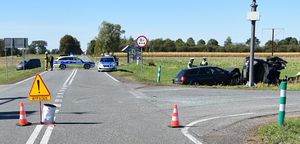 Policjanci wykonują czynności na miejscu wypadku drogowego