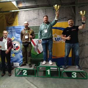 zawodnicy na podium z pucharami